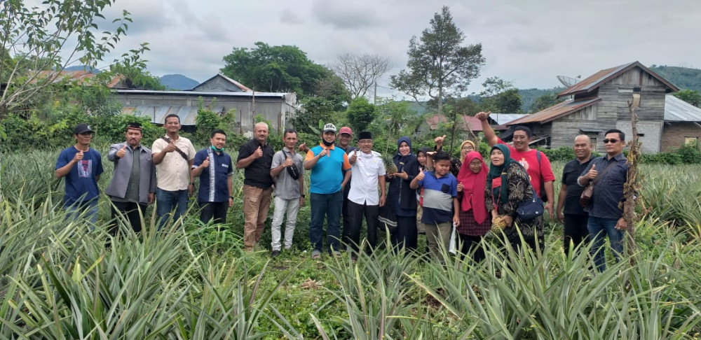 Kunjungan kelompok Masyarakat Informasi Kota Sabang ke Kebun Nenas